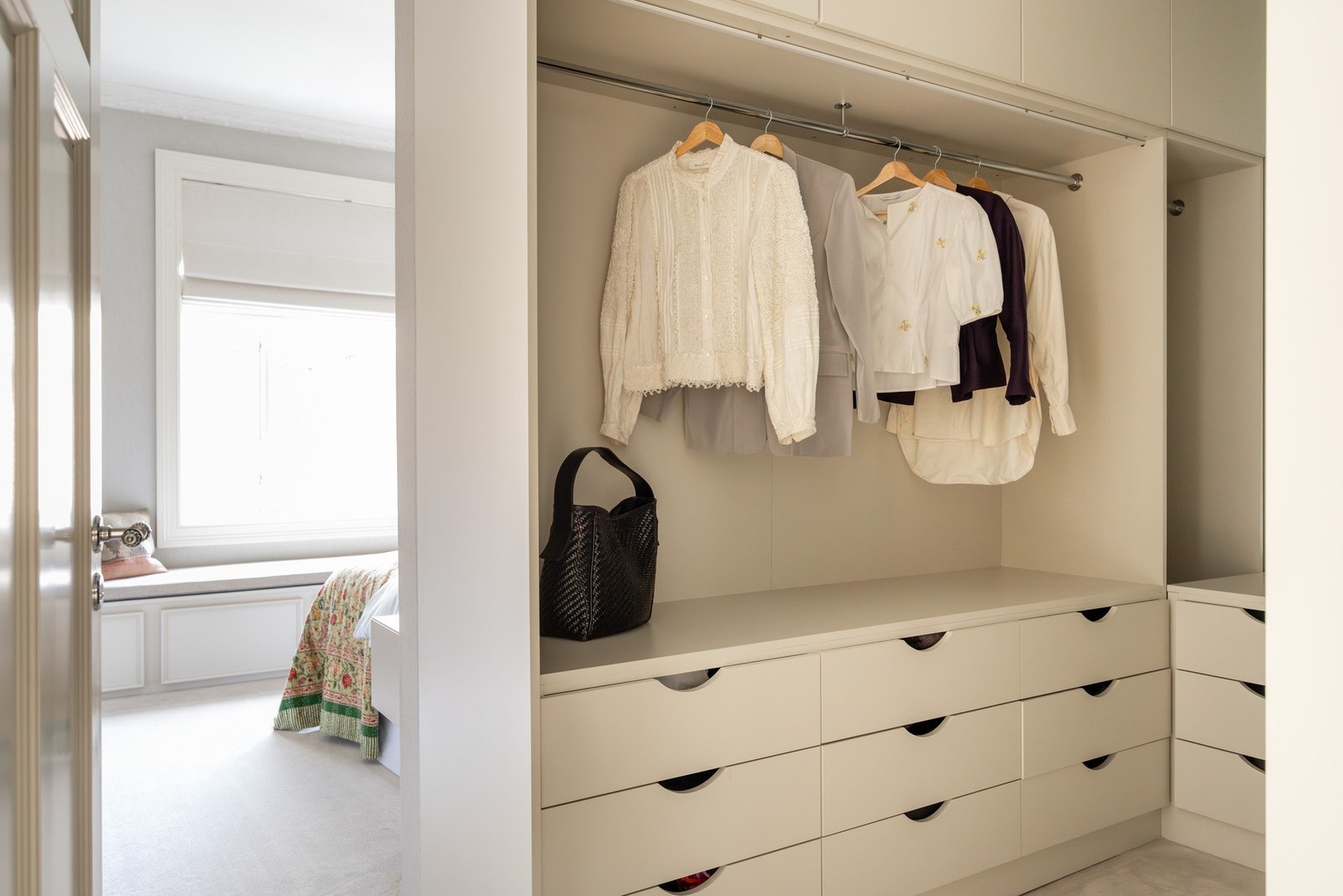 Tilknyttet soverommet er en romslig walk-in garderobe med innredning som gir svært gode opphengsløsninger, herunder skuffer, hyller og hengeløsninger. Galleribilde