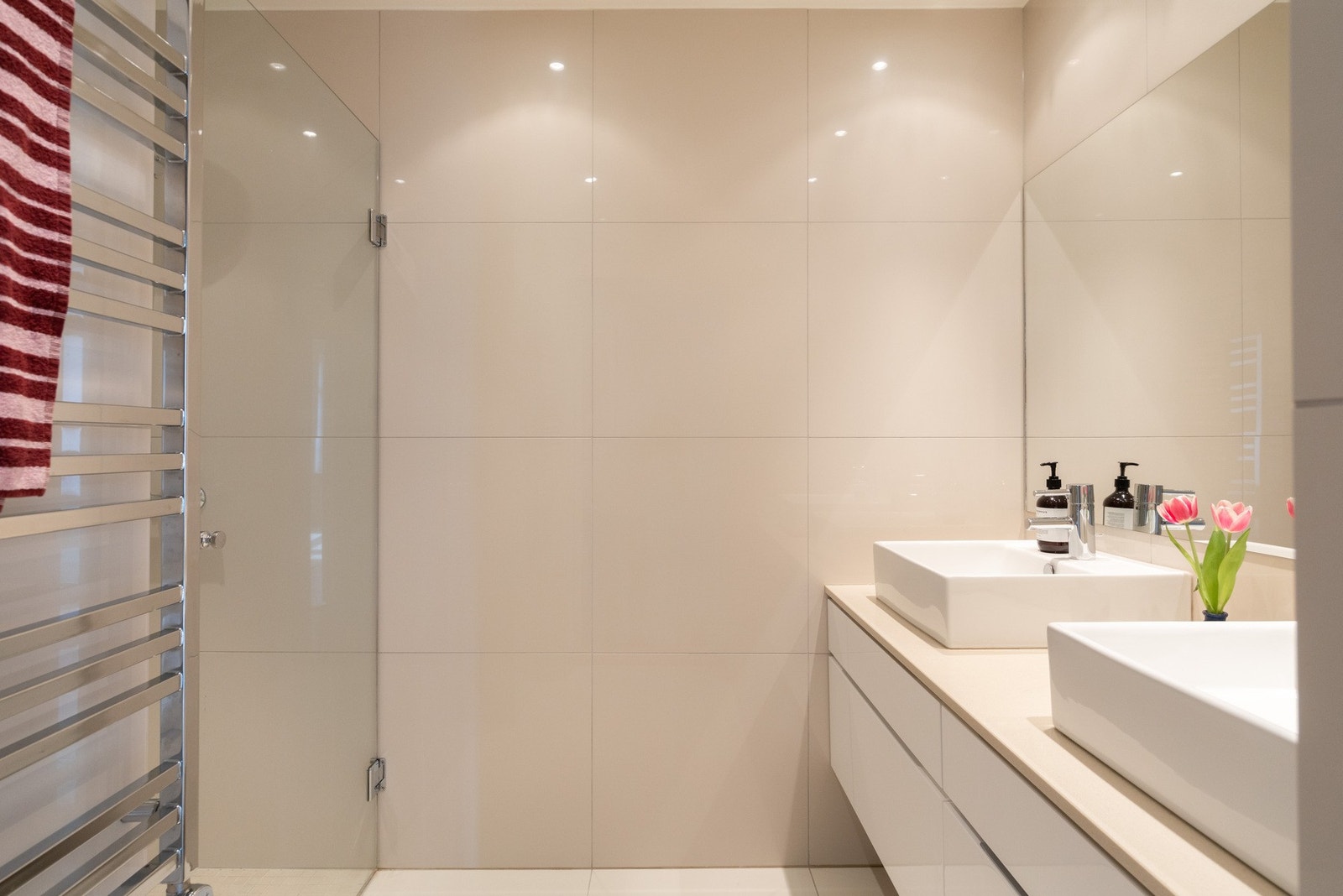 Badet er moderne og delikat utført med flislagte gulv og vegger i lyse, tidløse toner. Rommet har elektriske varmekabler i gulv, downlights i himling og mekanisk avtrekk som sikrer et godt inneklima. Galleribilde