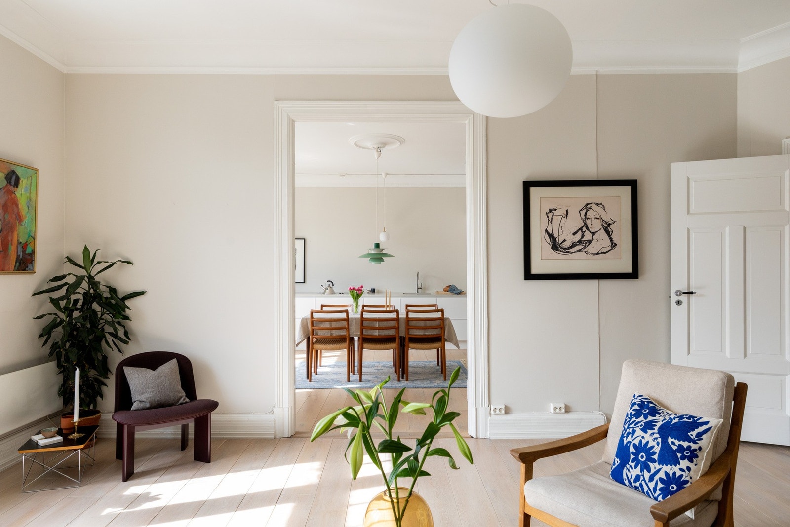 Videre inn til spisestue/kjøkken. Galleribilde