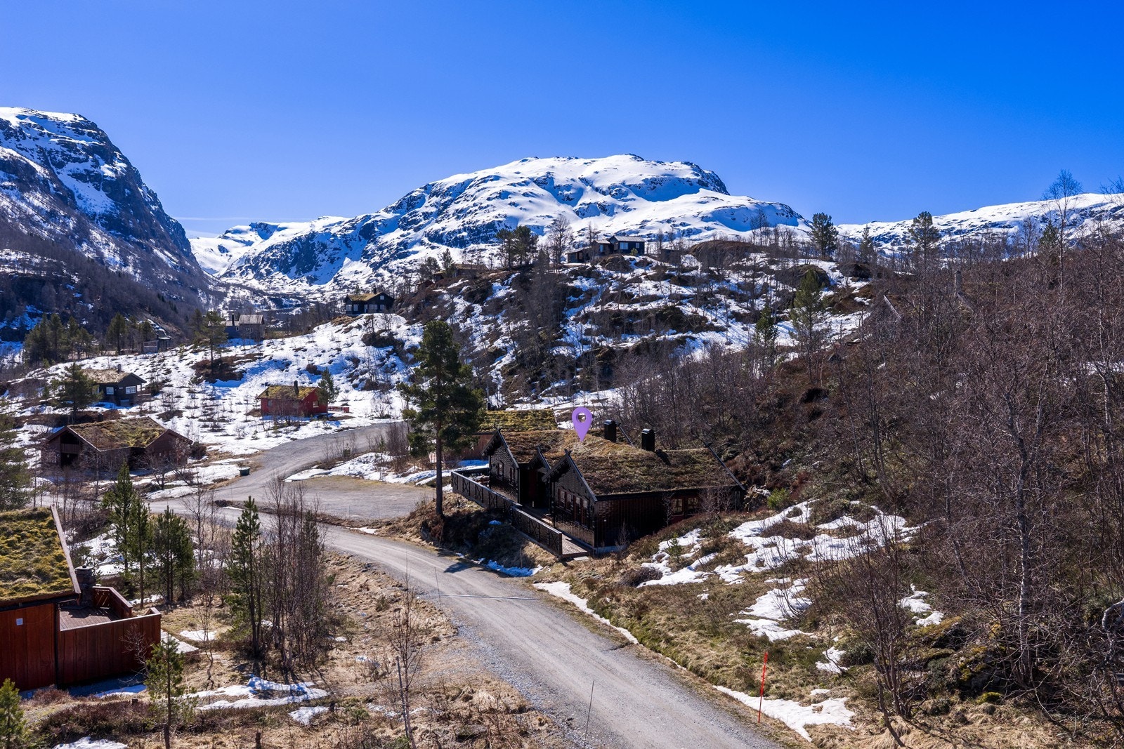 Stor flott hytte på ett plan med anneks Galleribilde