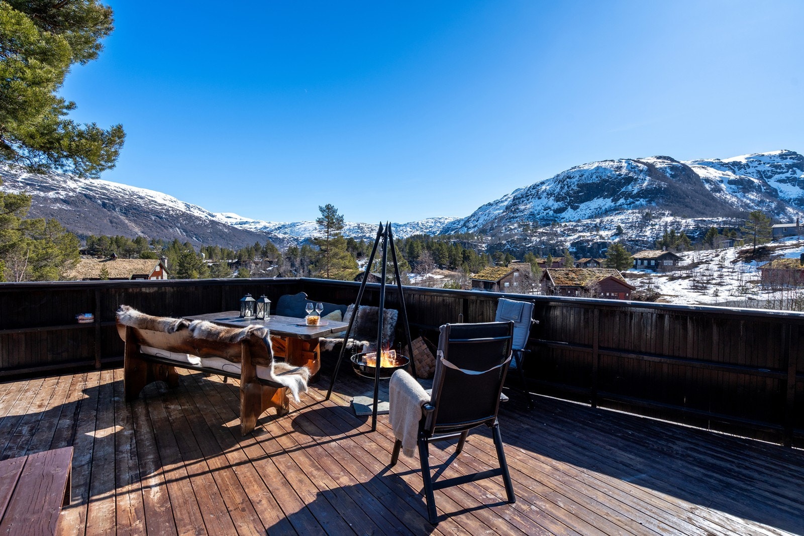 Solrik terrasse med flott utsikt til fjellene Galleribilde