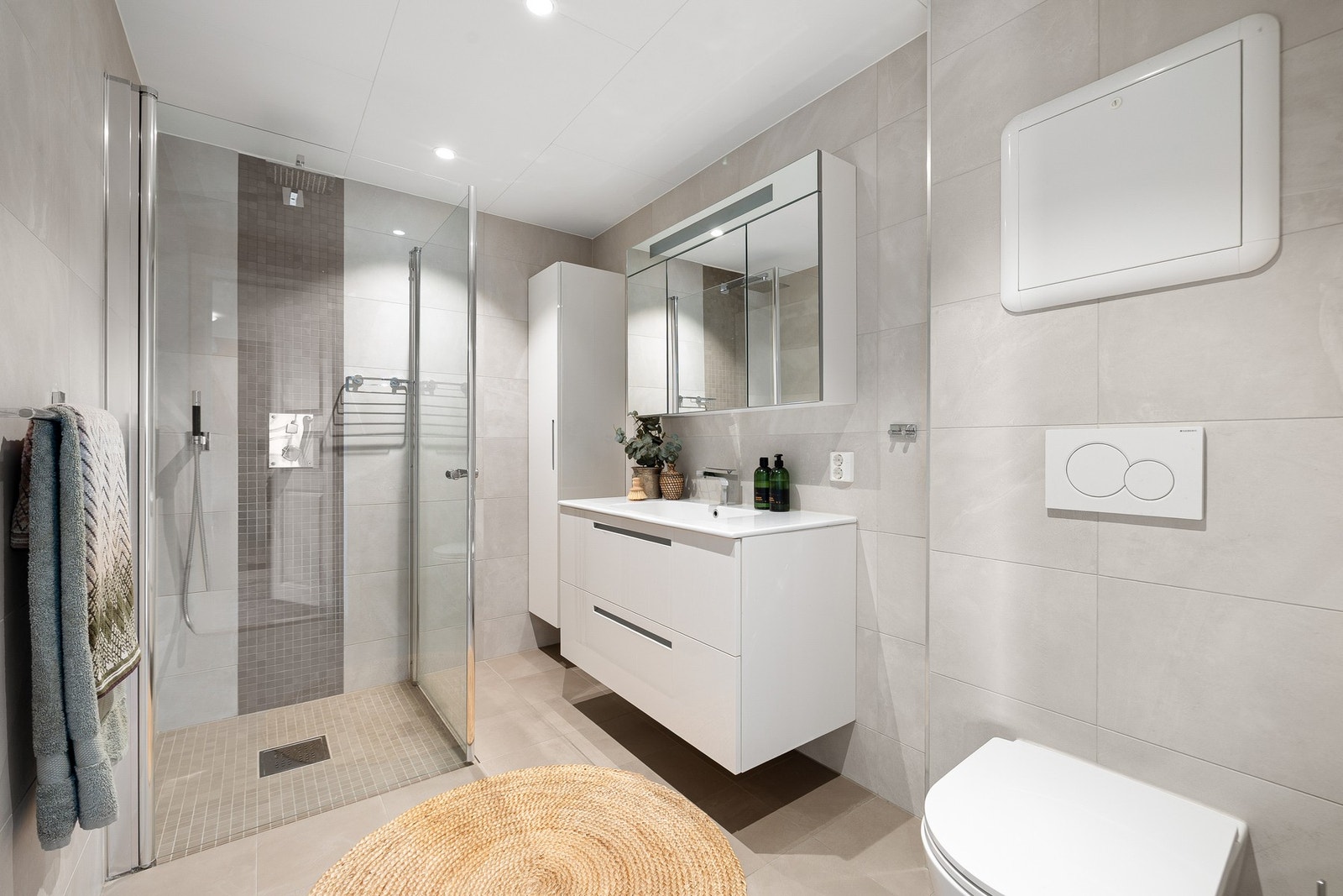 Badet i sokkeletasjen er oppgradert i 2018 og fremstår moderne med flislagte overflater og lun gulvvarme. Galleribilde