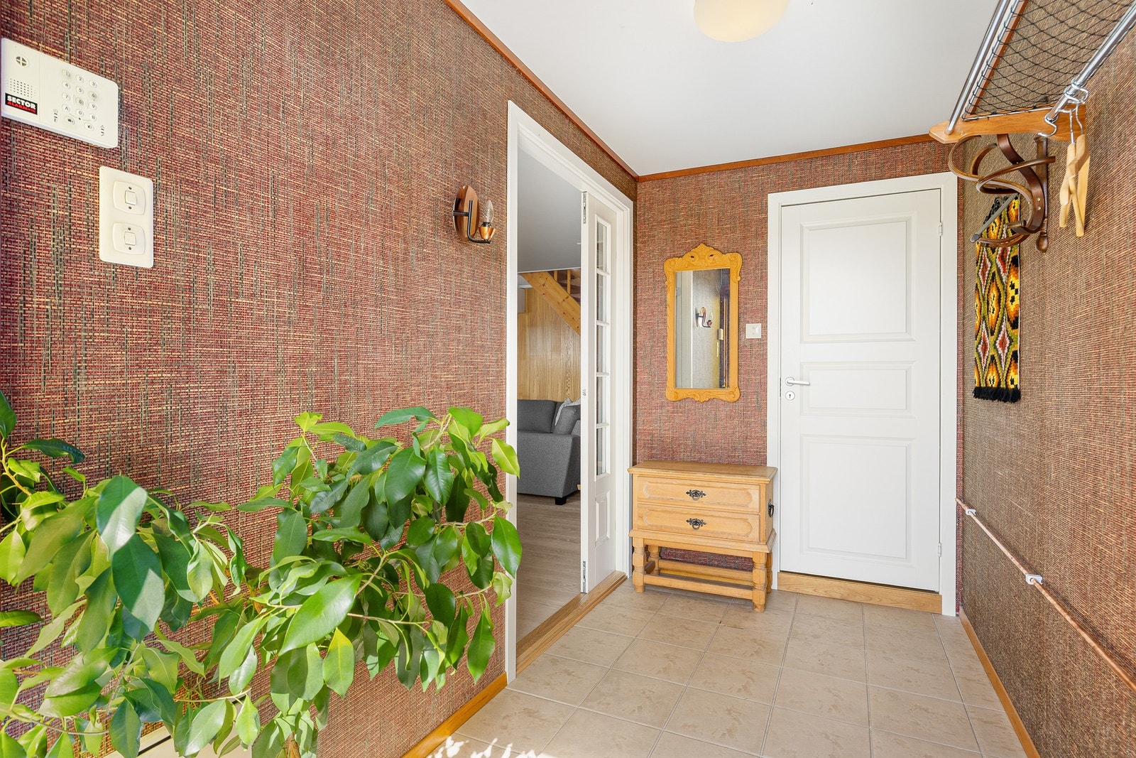 Entré med god plass til garderobeløsning. Galleribilde