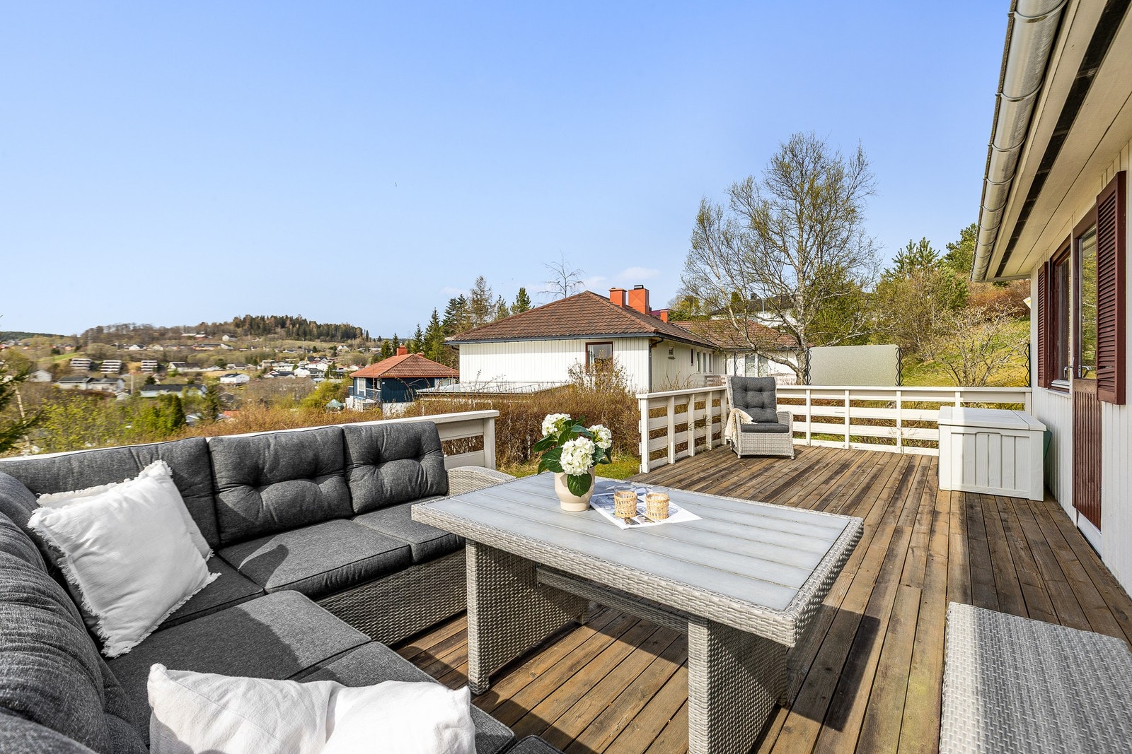 God plass til flere sittegrupper og grill. Galleribilde