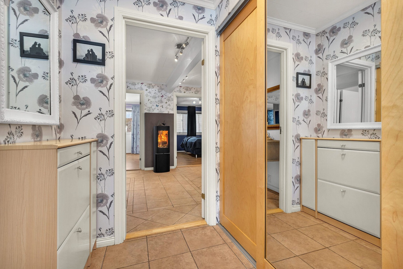1etg - Entré med skyverdørsgarderobe Galleribilde