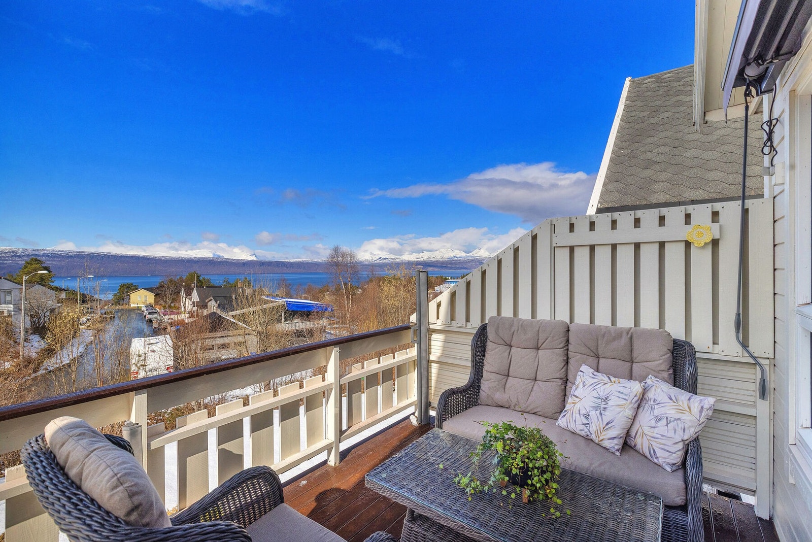 Solrik terrasse med vakker utsikt Galleribilde