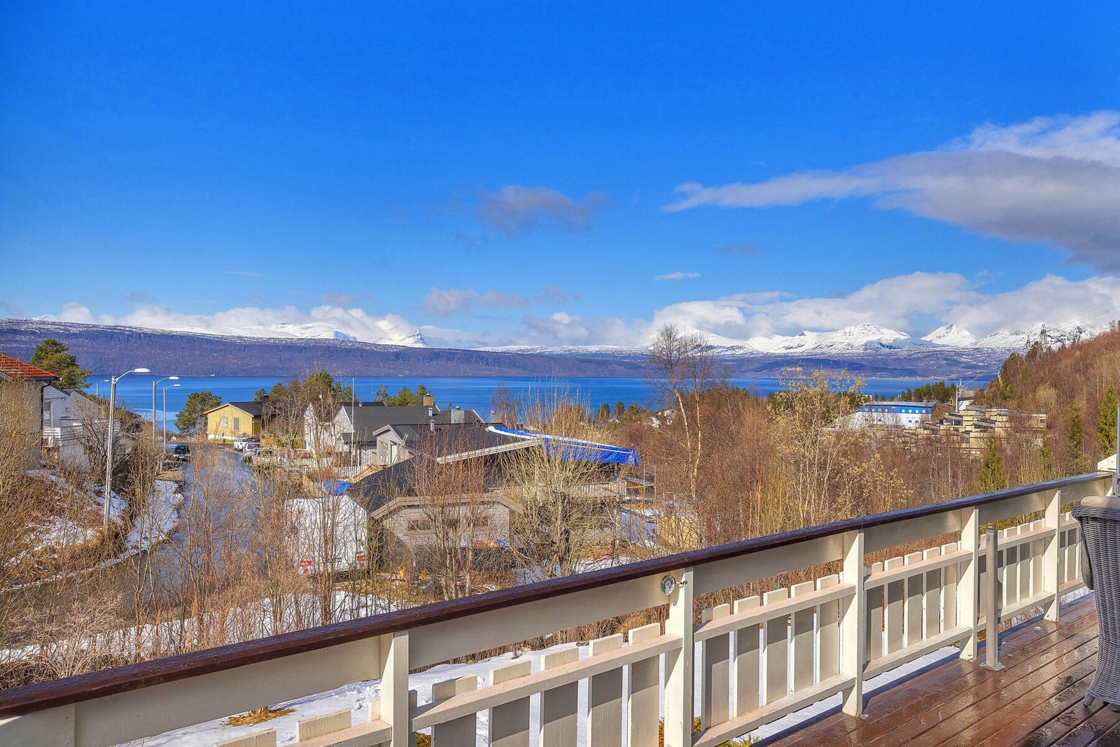 Vakker utsikt fra terrassen på forsiden av huset Galleribilde