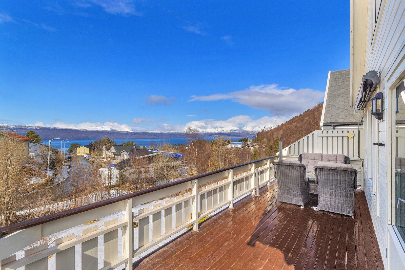 Veranda på 2 sider med gode solforhold og vakker utsikt. Galleribilde