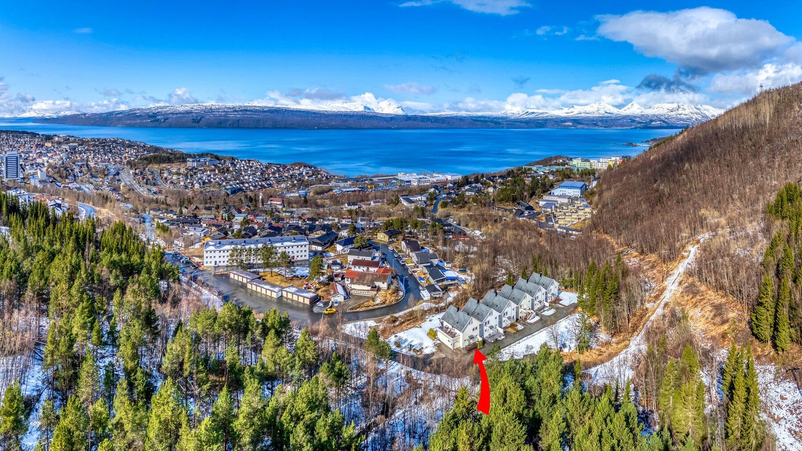 Eiendommen ligger i bydelen "Fossestua" i et rolig og barnevennlig område. Flotte turområder i umiddelbar nærhet. Galleribilde