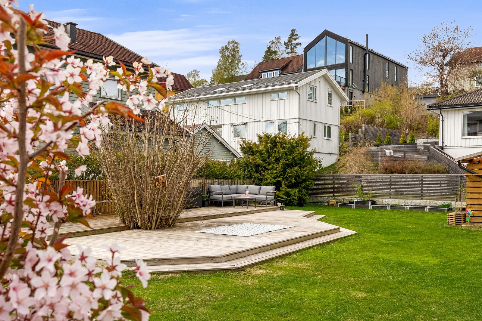 Stor og solrik tomt med god boltreplass. Galleribilde