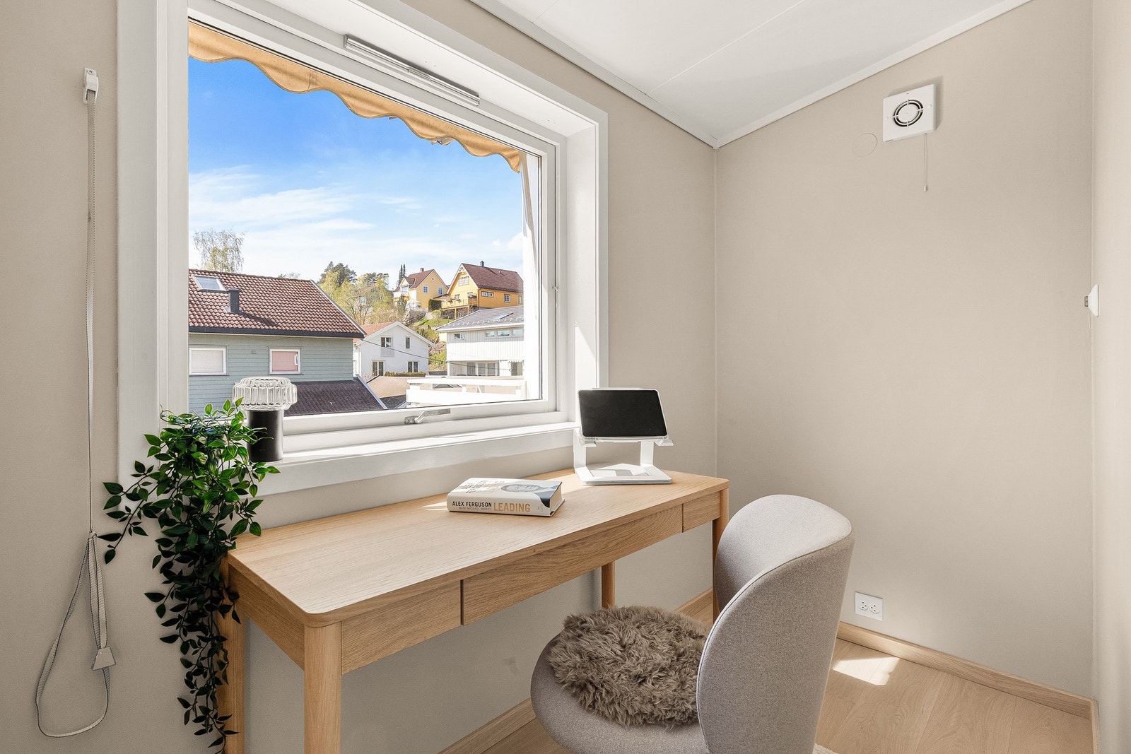 Kontor med adkomst fra hovedsoverommet. Galleribilde