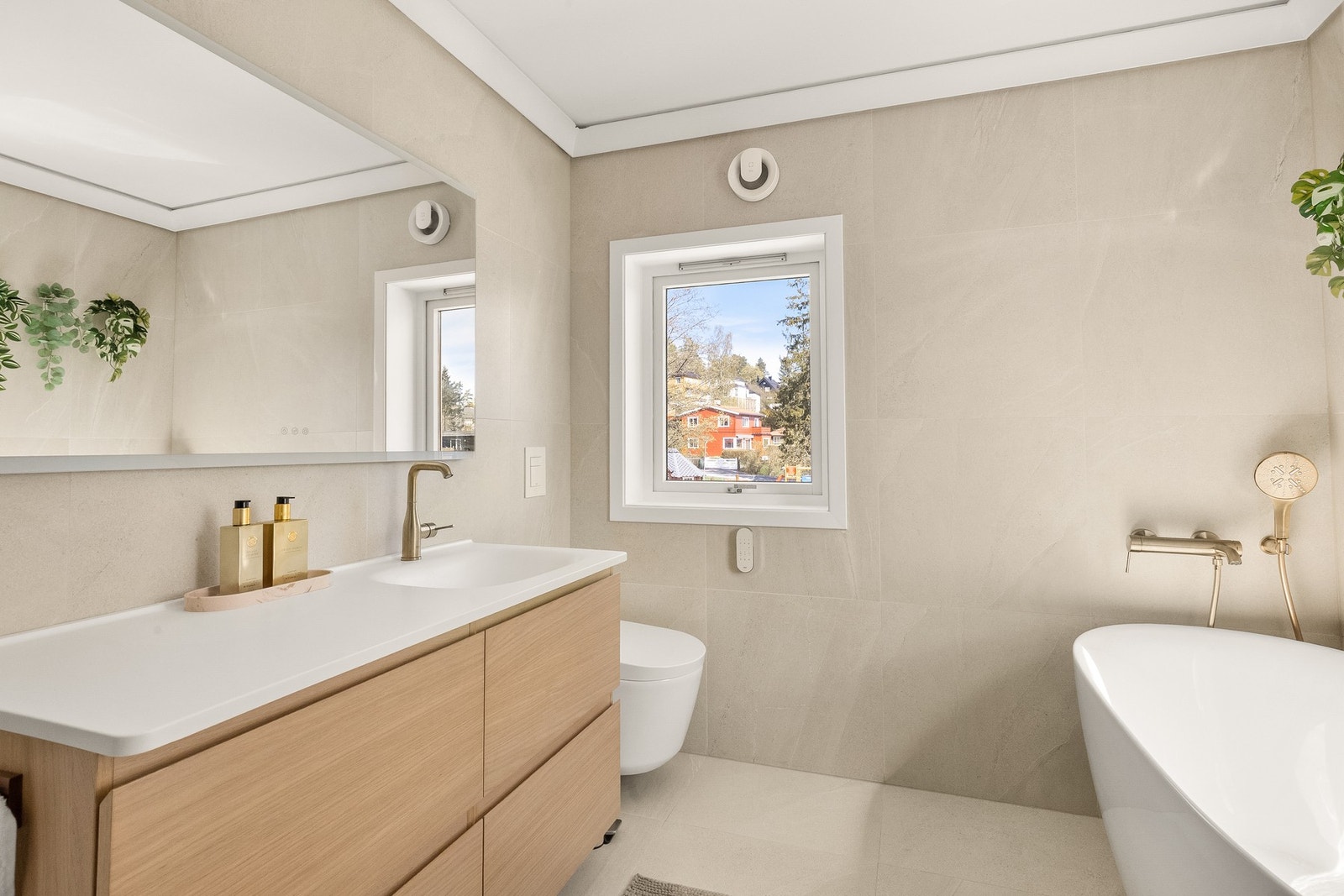 Badet er utstyrt med både badekar, dusj og dusjtoalett. Galleribilde