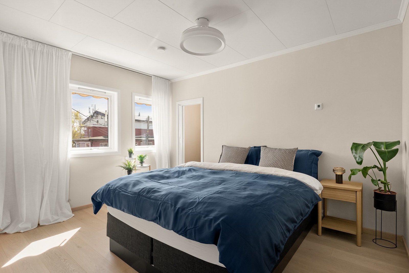 Hovedsoverom med god plass og garderobeløsninger. Galleribilde