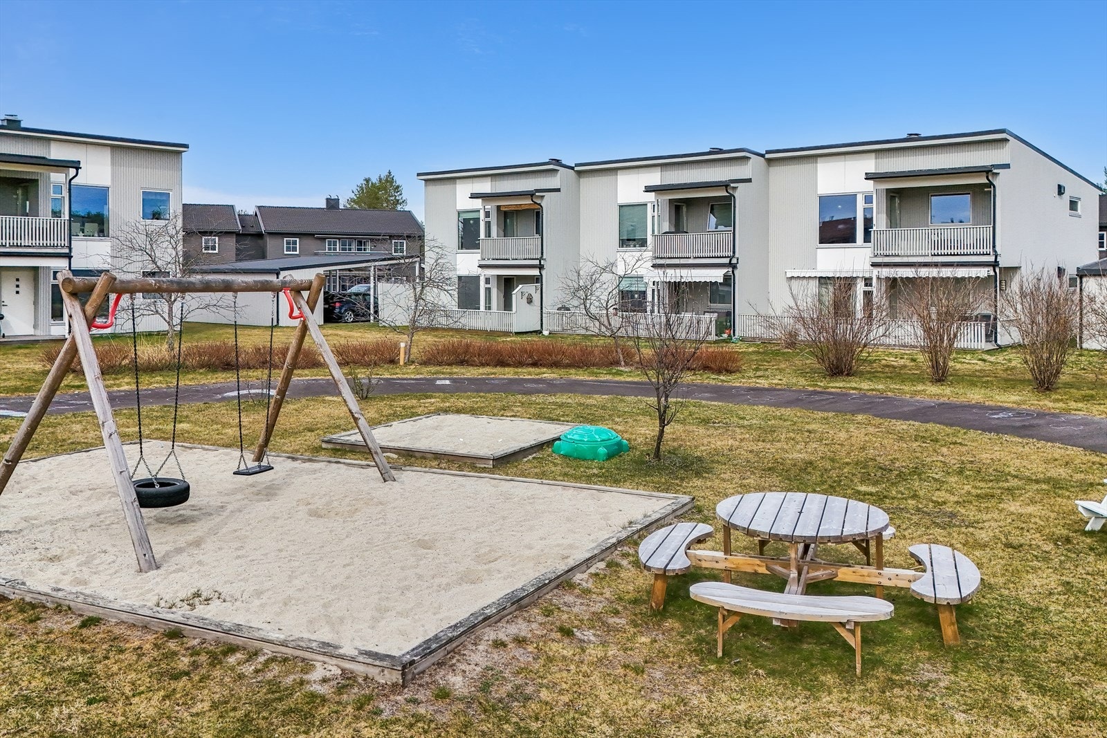 Beliggenheten er attraktiv og familievennlig i et veletablert og rolig boligområde på Løvbergsmoen. Galleribilde