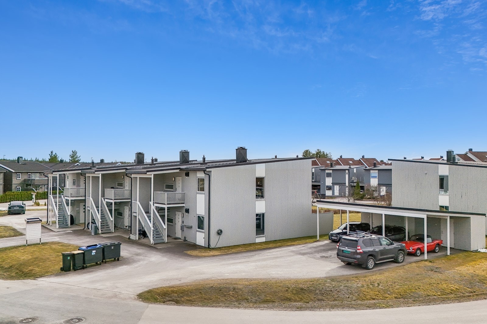 Til leiligheten hører en fast biloppstillingsplass i carport og en egen sportsbod på 5 m². Galleribilde