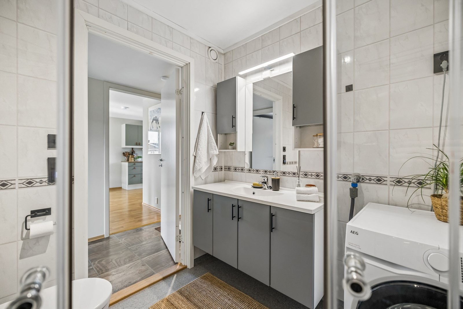 Fra badet ser man ut mot gangen og videre inn mot kjøkkenet. Galleribilde