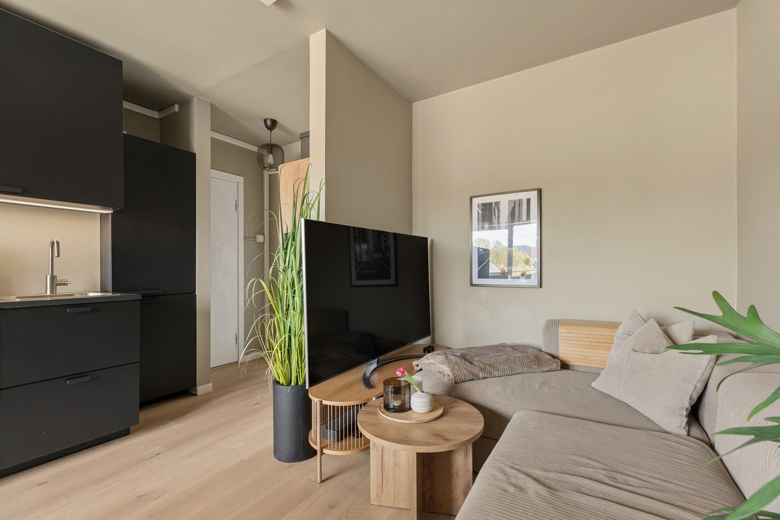 Den åpne løsningen gir fleksibilitet til å møblere med både en sofakrok og et spisebord. Galleribilde
