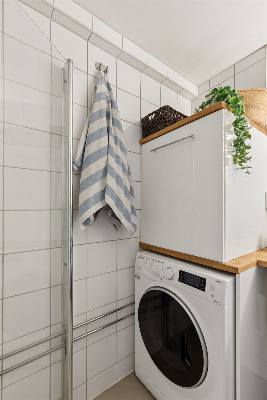 Badet har opplegg for vaskemaskin. Varmtvannsberederen fra 2021 er plassert i skap. Galleribilde