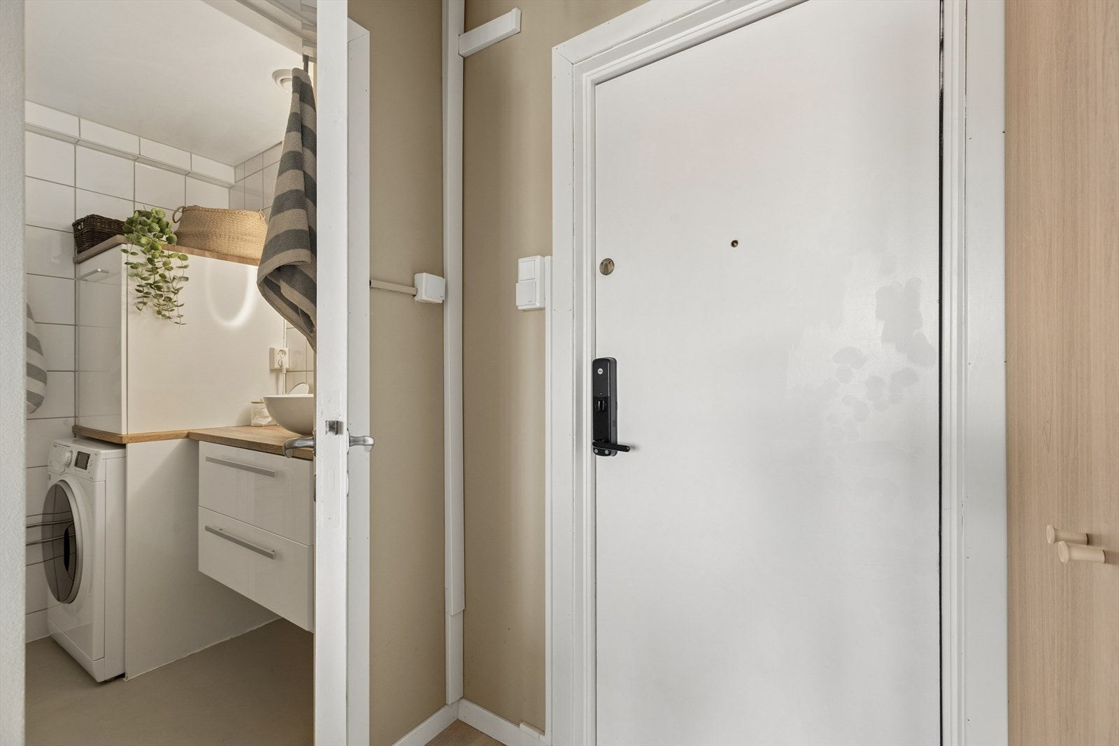 Fra gangen er det direkte tilgang til badet og videre inn til stuen. Galleribilde
