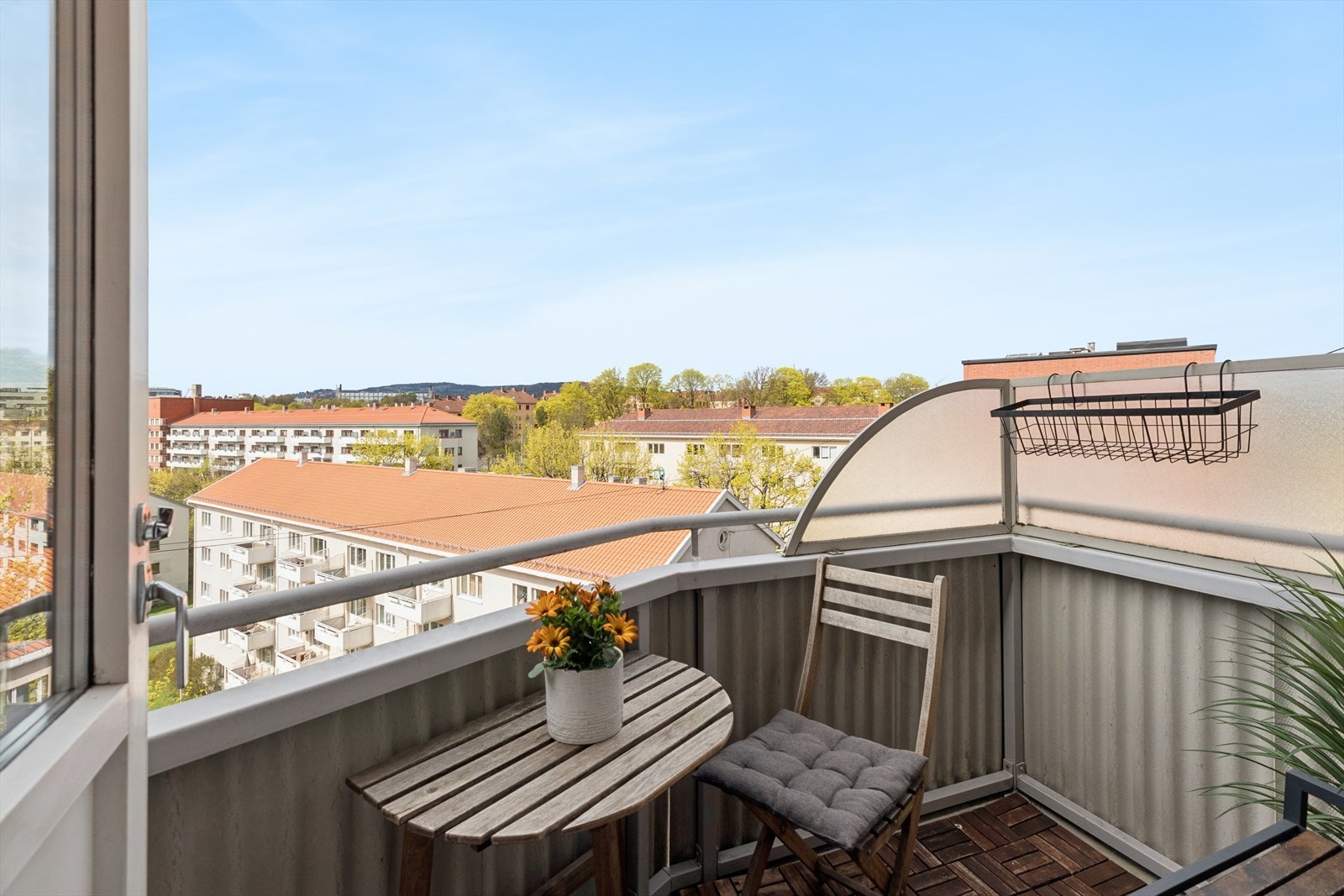 En lys 2-roms toppleilighet beliggende høyt og fritt i 5. etasje med heisadkomst. Galleribilde