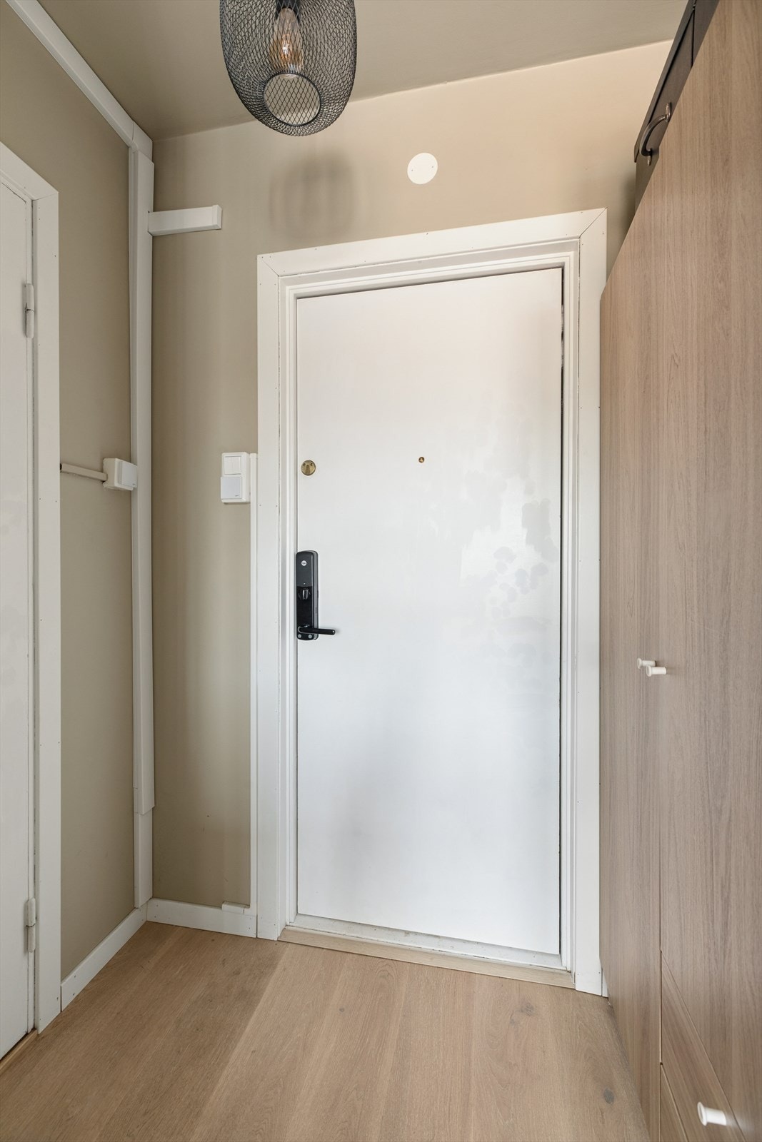 Entréen har plass til oppbevaring av yttertøy og sko. Galleribilde
