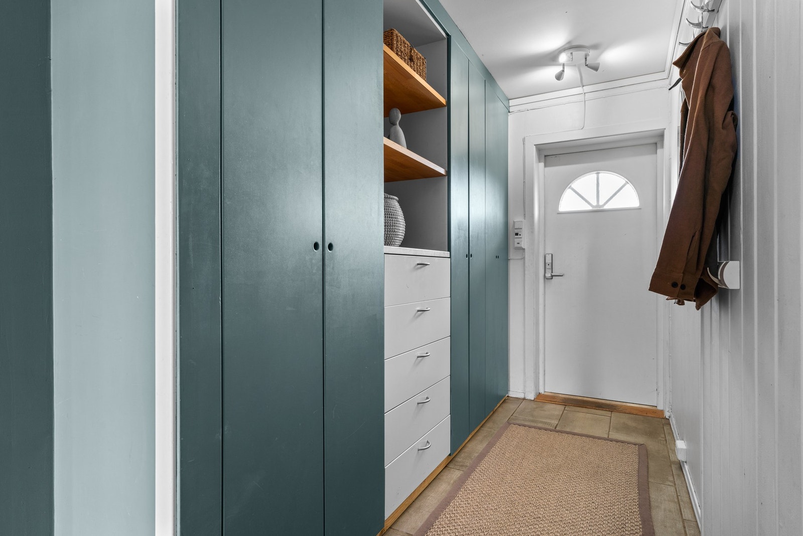 Innbydende entré med plassbygd garderobeløsning for oppbevaring av bekledning. Galleribilde