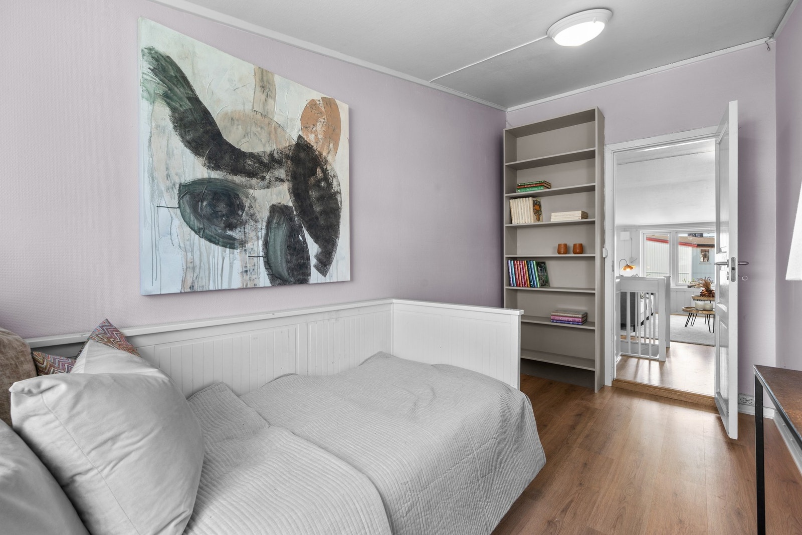 Begge rommene har plass til seng, garderobe og skrivepult. Galleribilde