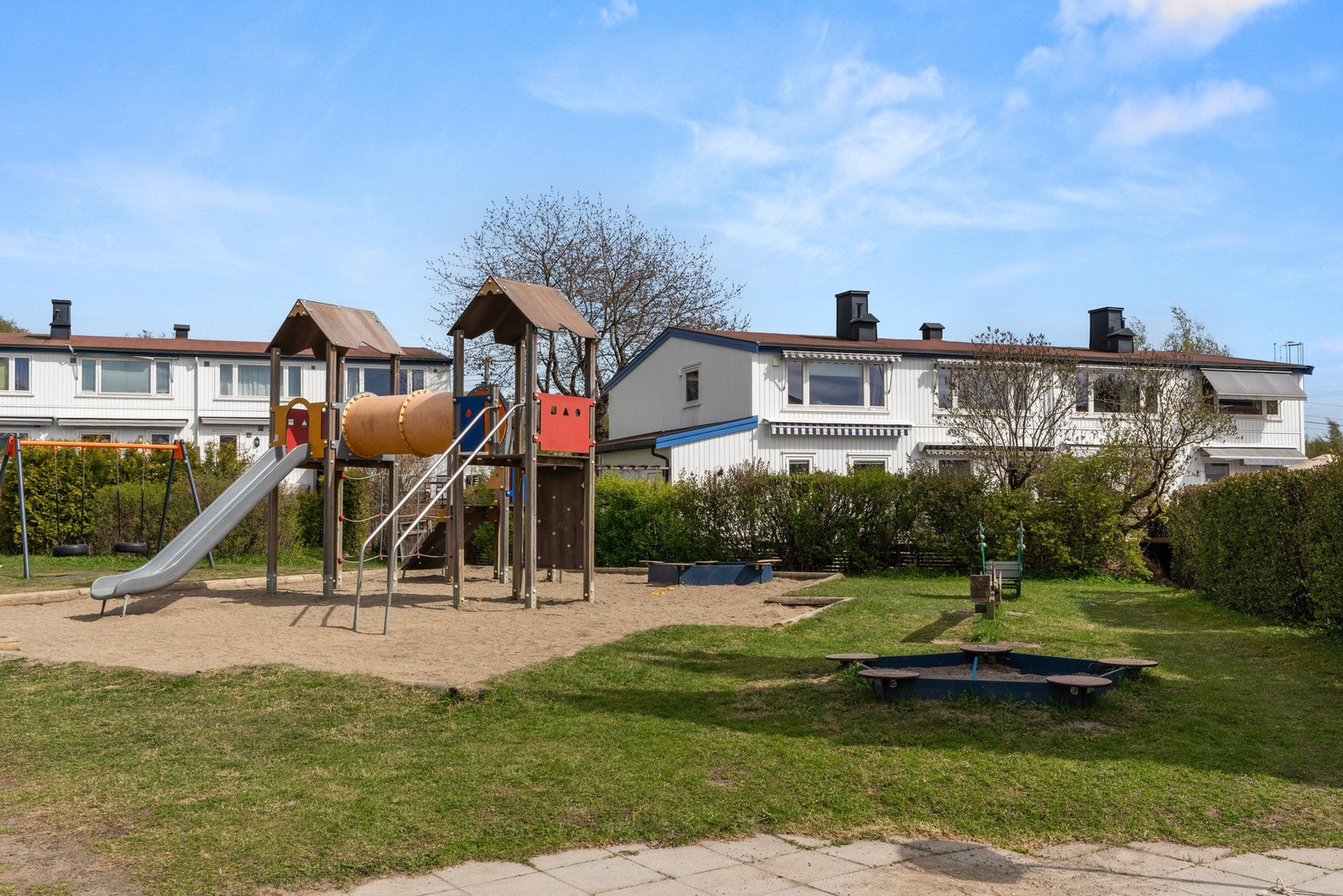Rett nedenfor boligen er borettslagets populære lekeplass. Galleribilde