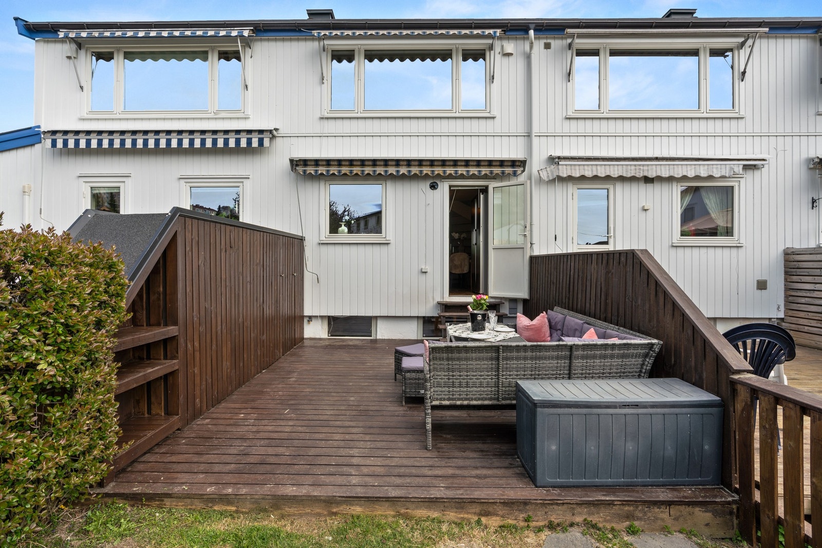 Stor terrasse med plass til utemøblement og grill. Galleribilde