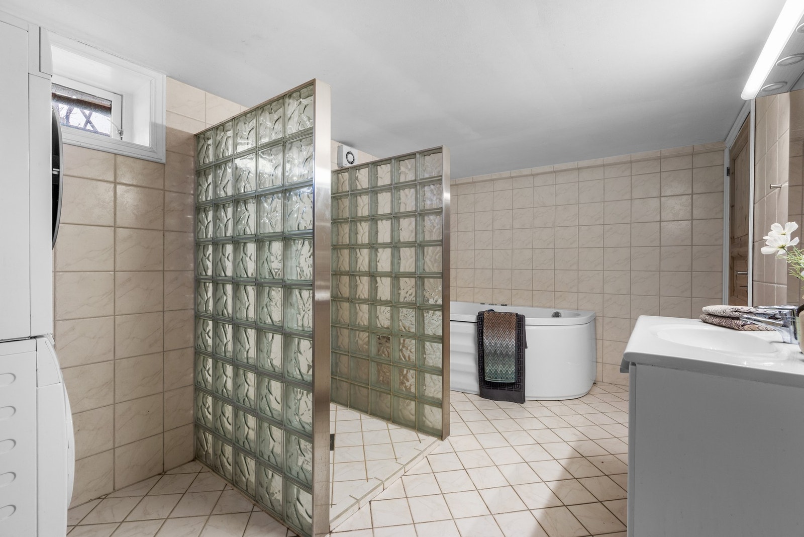 Badet i kjelleren kombineres med vaskerom. Det er av romslig størrelse med plass til vaskemaskin og tørketrommel. Rommet ble oppusset i 2006. Galleribilde