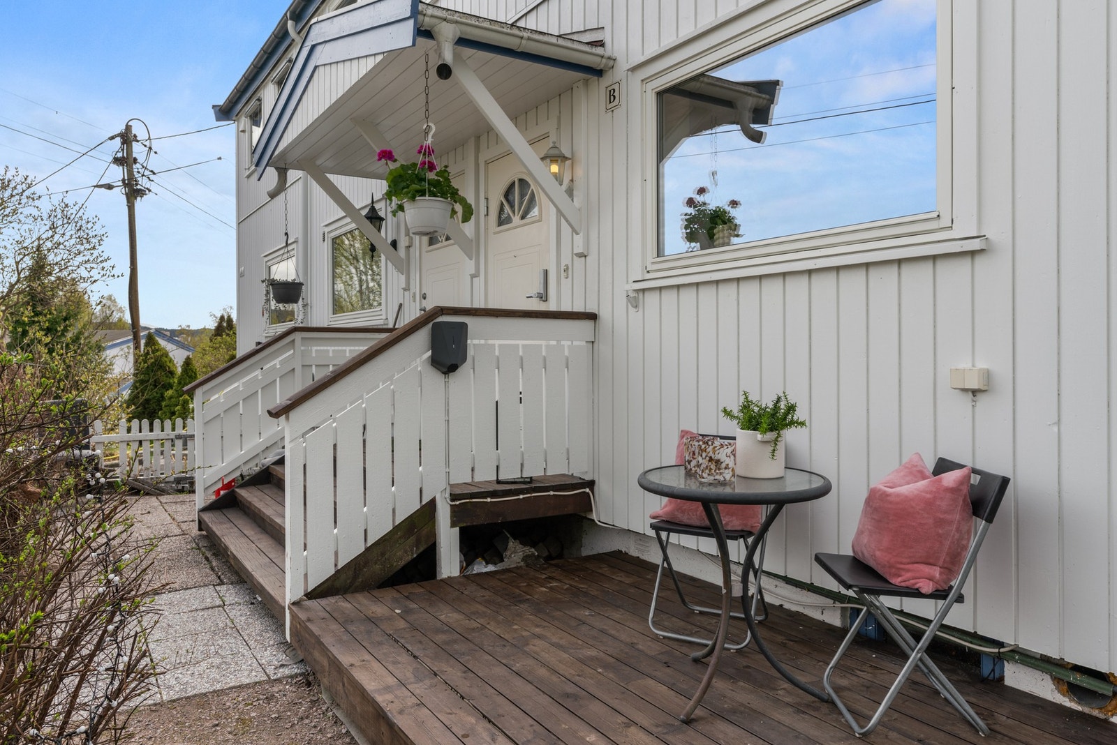 Opparbeidet terrasse ved inngangssiden - ideelt for morgensolen. Galleribilde