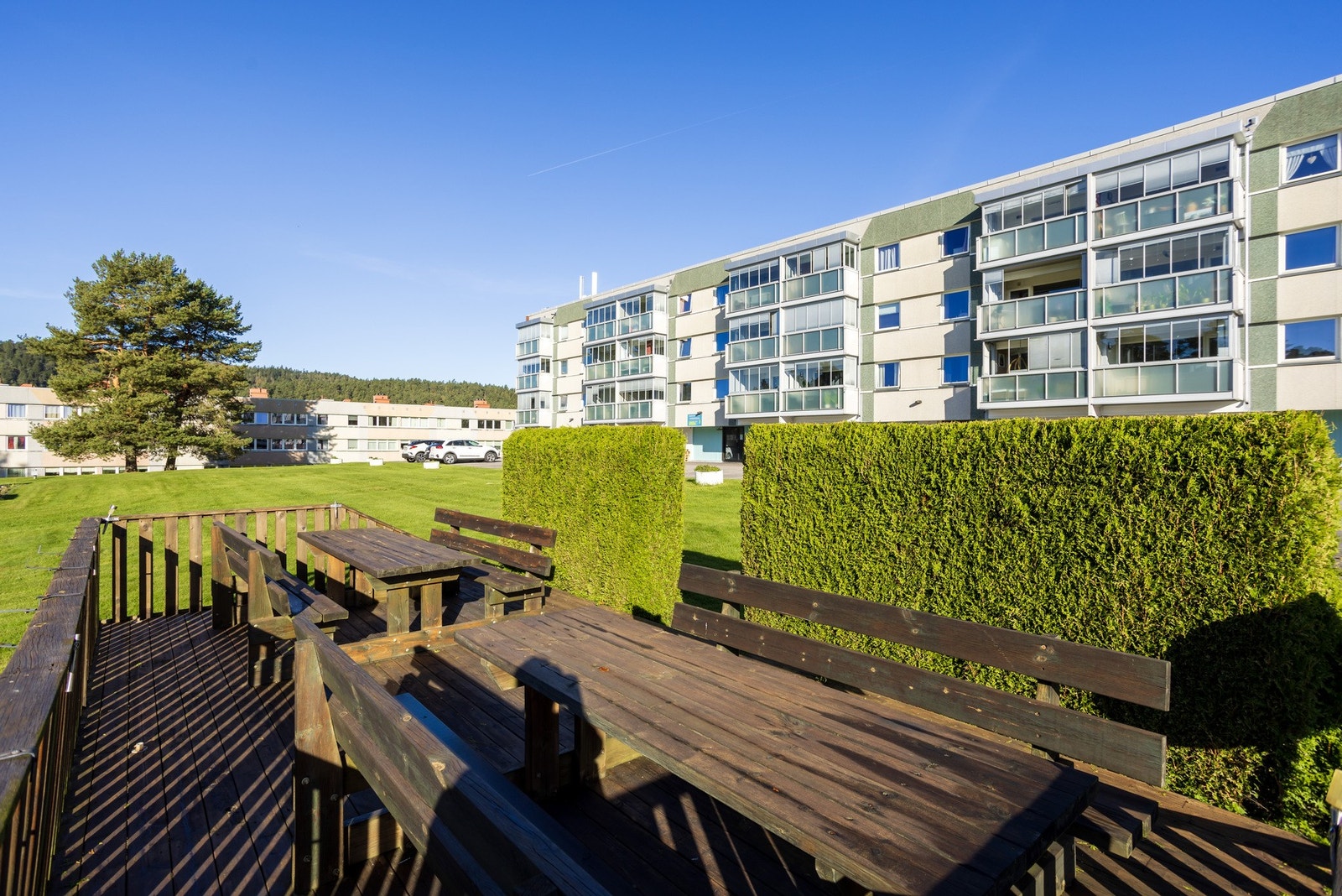 Fine fellesområder med benker og lekeplass. Galleribilde