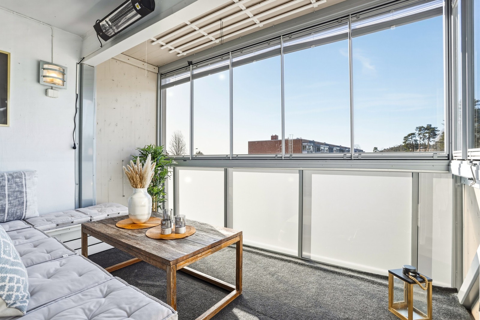 Innglasset balkong med varmelampe Galleribilde