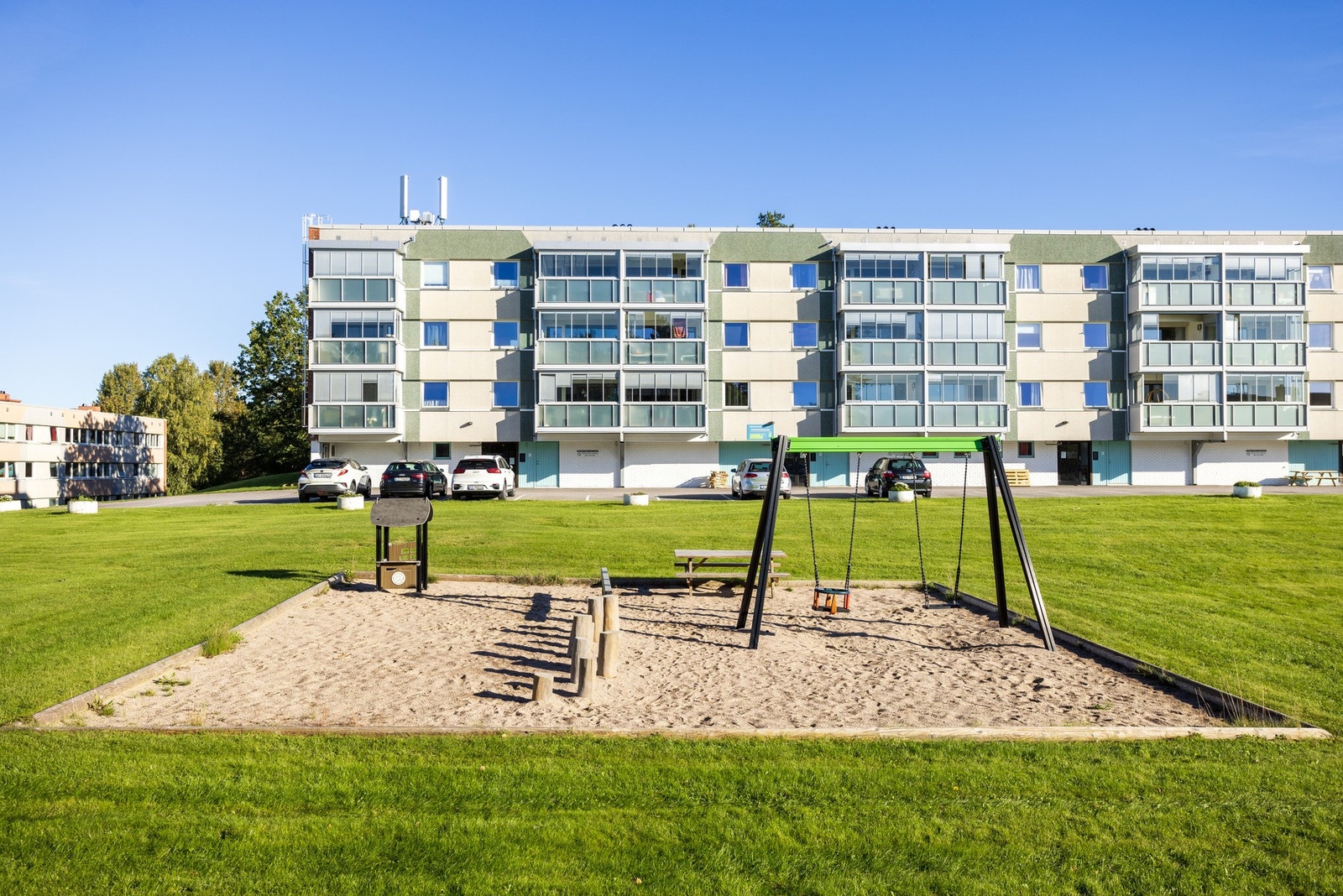 Fine fellesområder med benker og lekeplass. Galleribilde