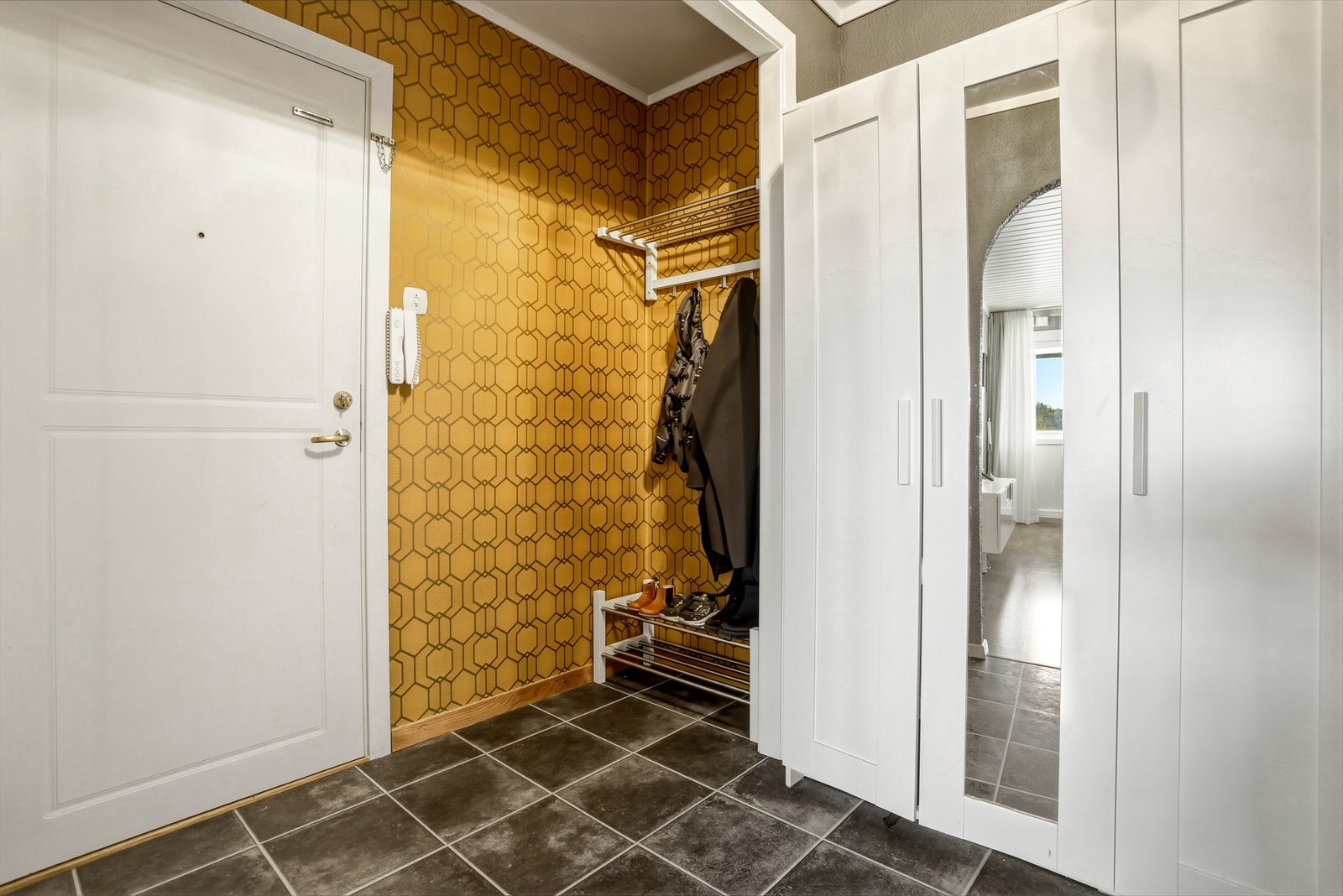 Entrè/gang med garderobe og calling system. Galleribilde