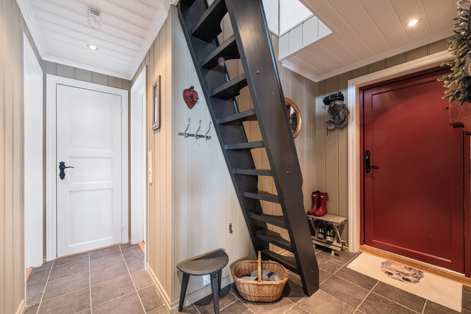 Entré med flislagt gulv og varmekabler, noe som gir god komfort året rundt. Galleribilde