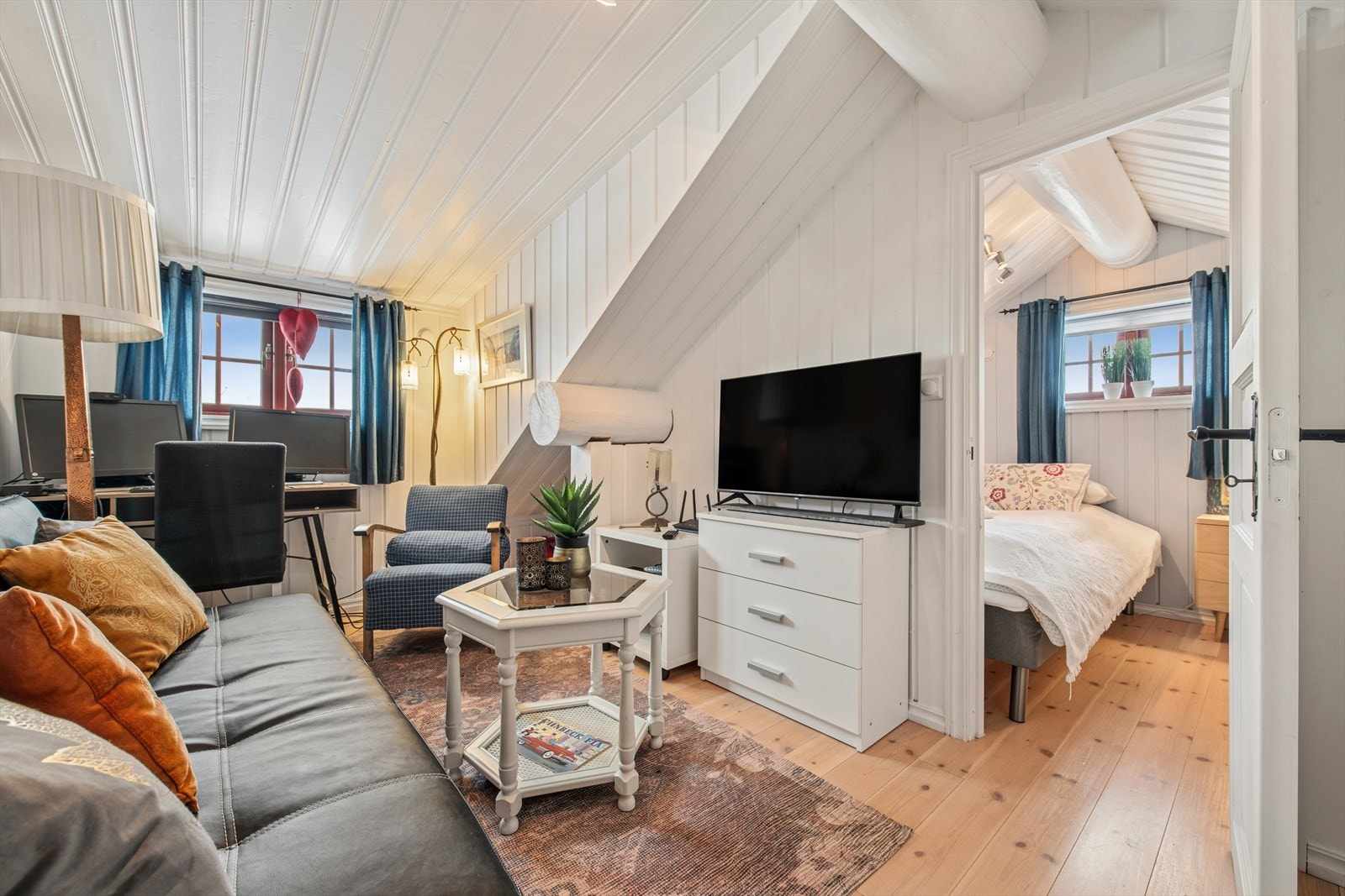 Koselig og innbydende loftstue i leilighetens 2. etasje - et perfekt ekstra oppholdsrom. Vinduet er ikke godkjent som rømningsvei, se punkt om ferdigattest. Galleribilde