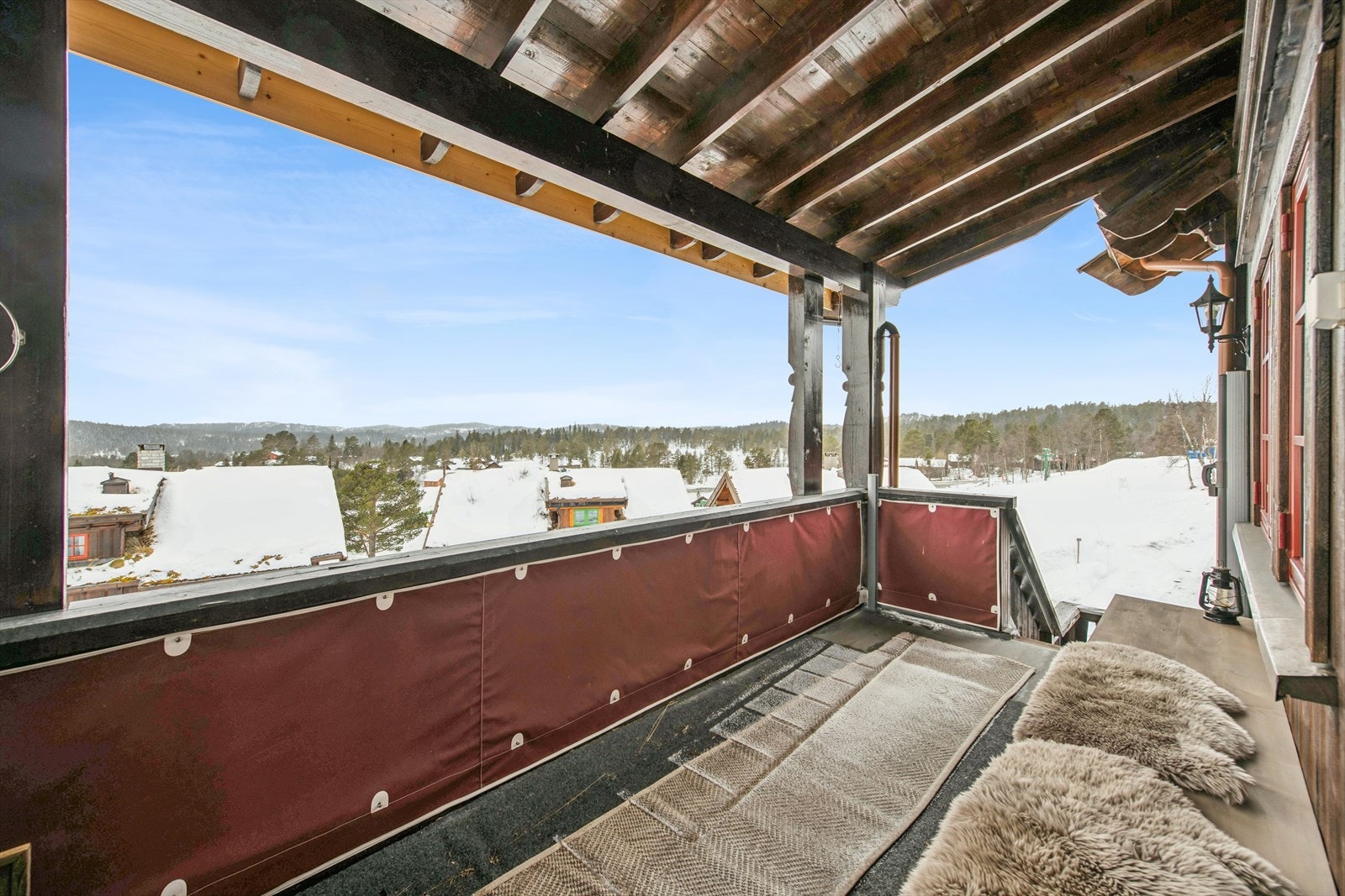 Her kan man nyte en flott vestvendt veranda med ettermiddagssol og utsikt til Raulandsfjell. Galleribilde