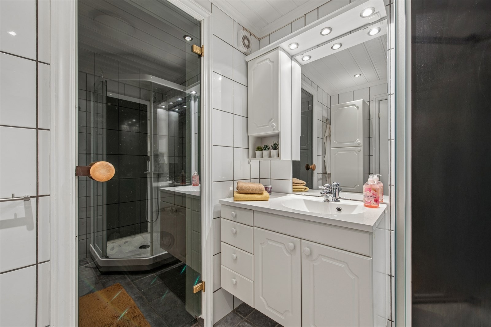 Badet fra byggeår 2006 er utstyrt med fliser på både gulv og vegger, og har panel i himlingen. Galleribilde