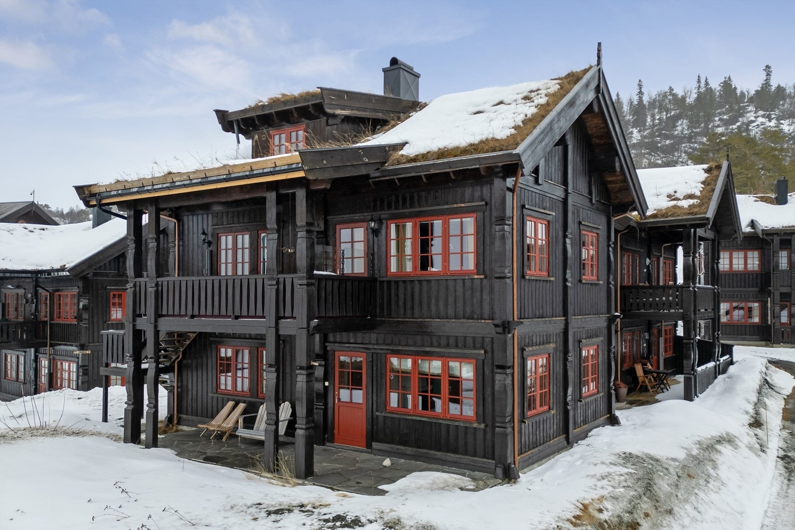 Leiligheten ligger i et bygg med storslått utsikt og flotte solforhold, med tur- og skiløyper rett utenfor døren. Praktisk adkomst via utvendig trapp opp til veranda. Galleribilde
