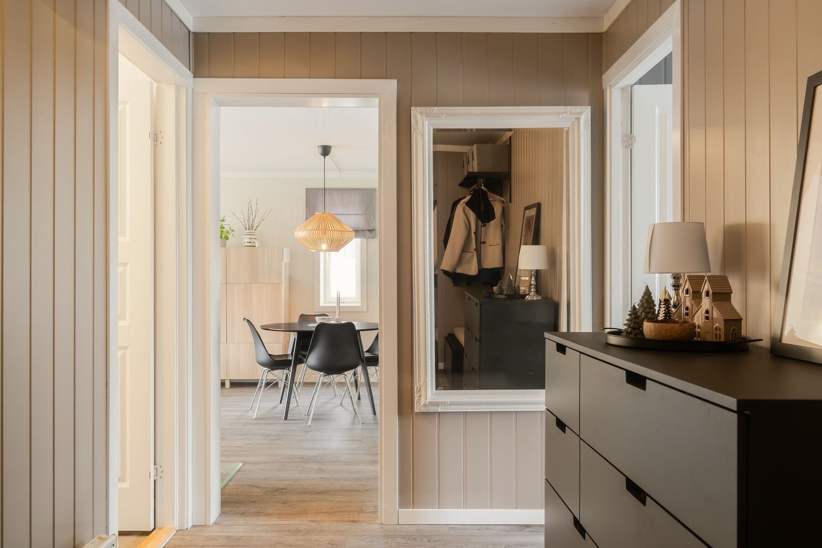 Lys og innbydende entré på 8,2 m² med god plass til garderobeløsning og oppbevaring. Entréen binder boligen naturlig sammen og gir enkel adkomst til de øvrige rommene. Galleribilde