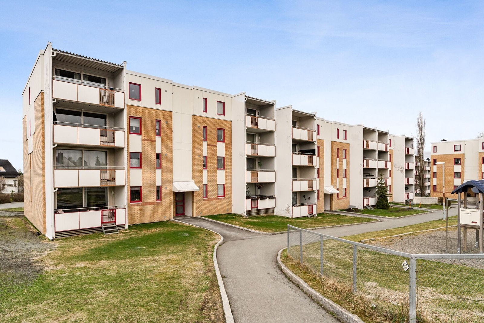Leiligheten har en praktisk hjørnebeliggenhet i første etasje, med direkte utgang til fellesarealet. Galleribilde