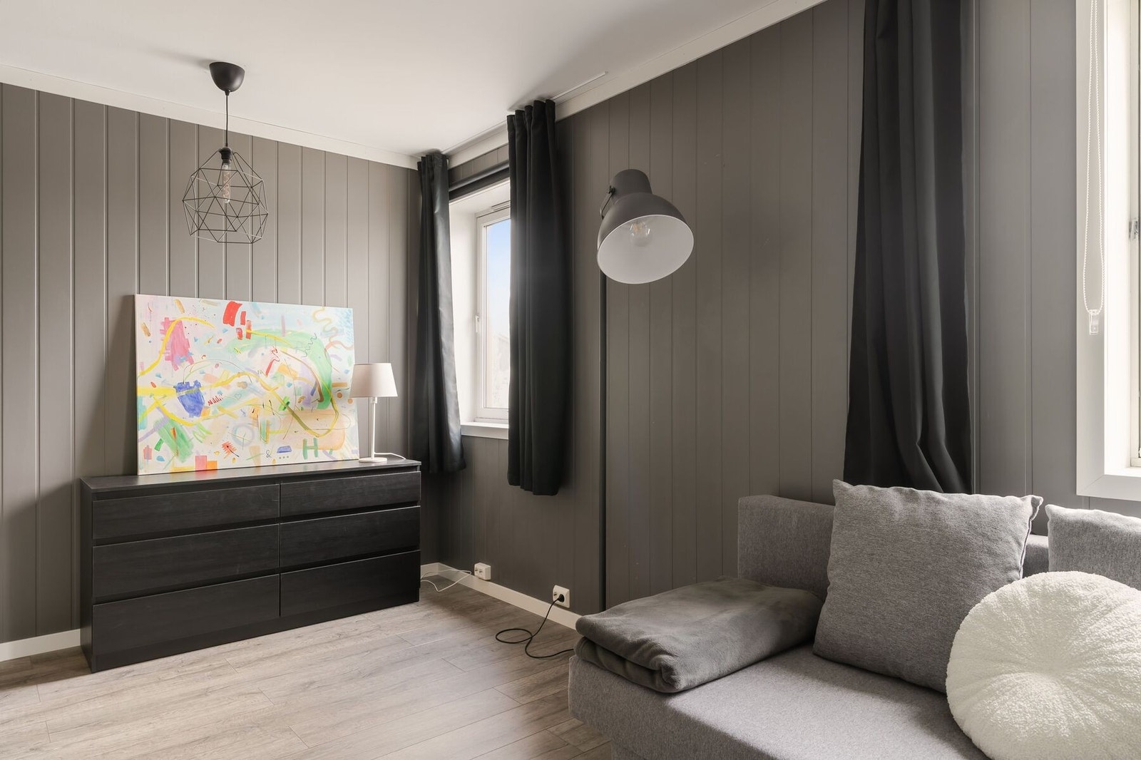 Her er det plass til både seng, garderobe og skrivebord ved behov. Galleribilde