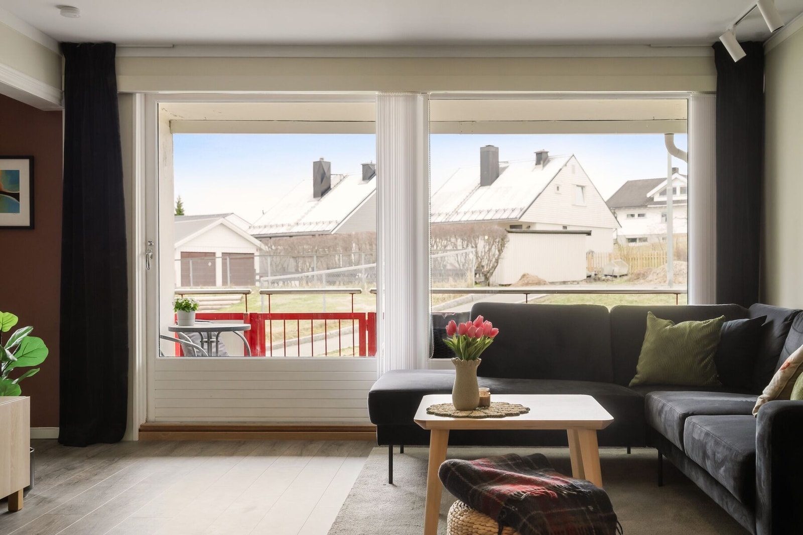 Fra stuen har man direkte utgang til den innbydende balkongen på 8 m². Galleribilde