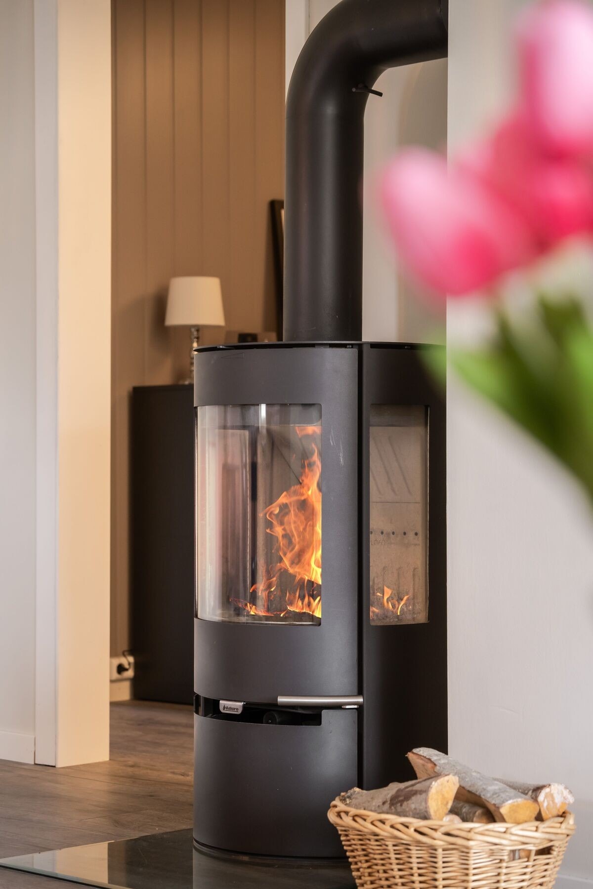 Den stemningsfulle vedovnen skaper både varme og hygge på kjølige dager. Galleribilde