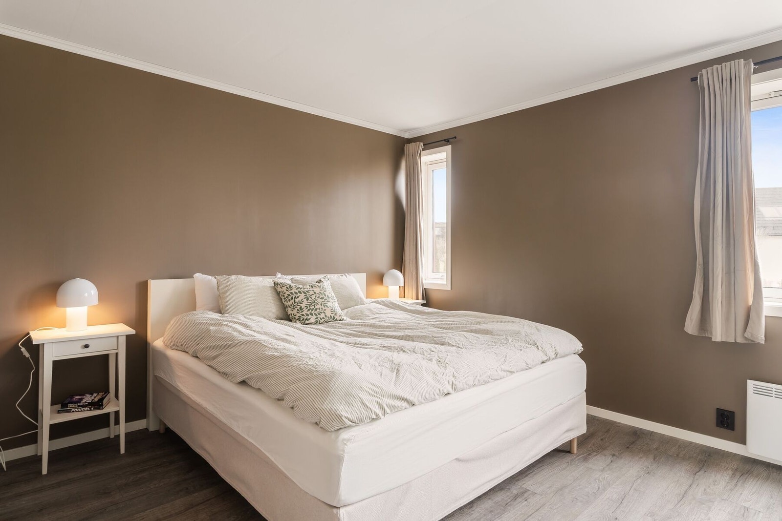 romslig og harmonisk hovedsoverom på 13,8 m², malt i en lun brun tone som skaper en avslappende atmosfære. Galleribilde