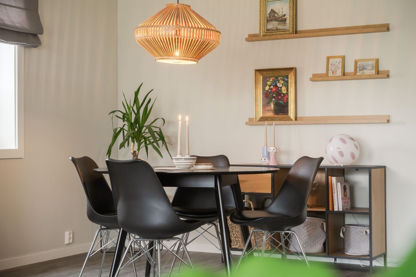 Spisegruppen danner et hyggelig samlingspunkt for måltider og sosiale sammenkomster. Galleribilde