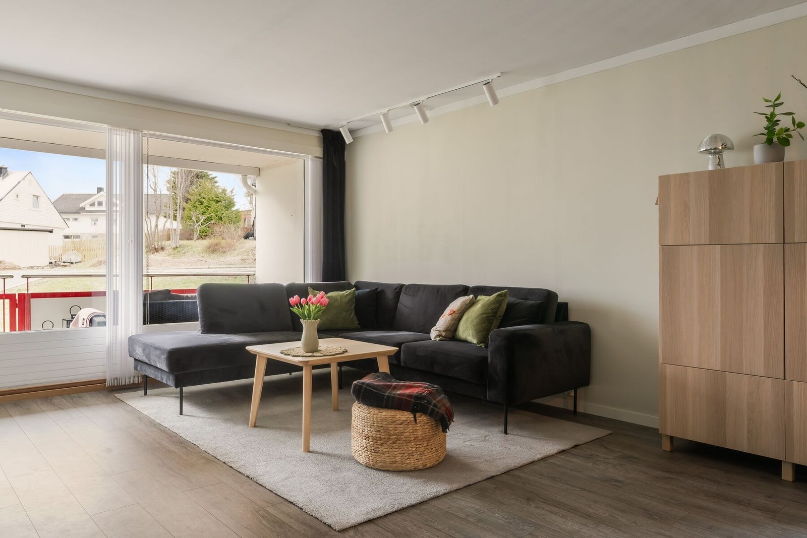 Velkommen inn! Hjerte i boligen - en lys og stor stue på 28,8m². Galleribilde