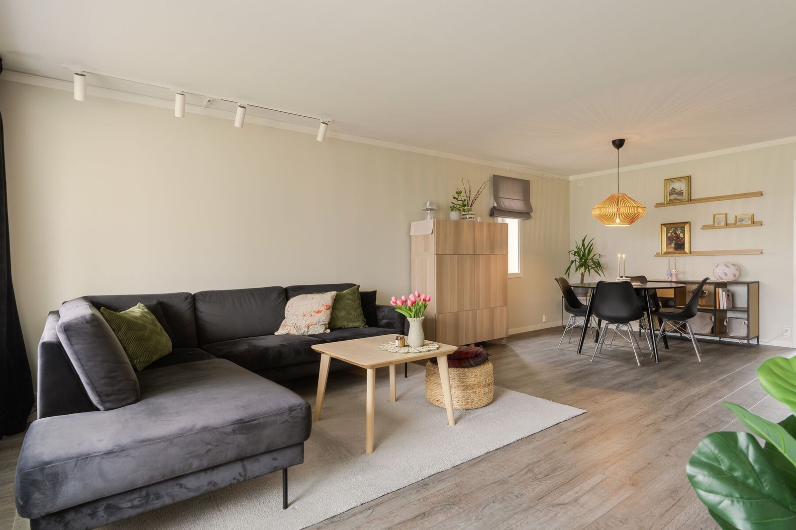 Her har man god plass til både sofagruppe og spisebord, noe som gir fleksible møbleringsmuligheter. Galleribilde