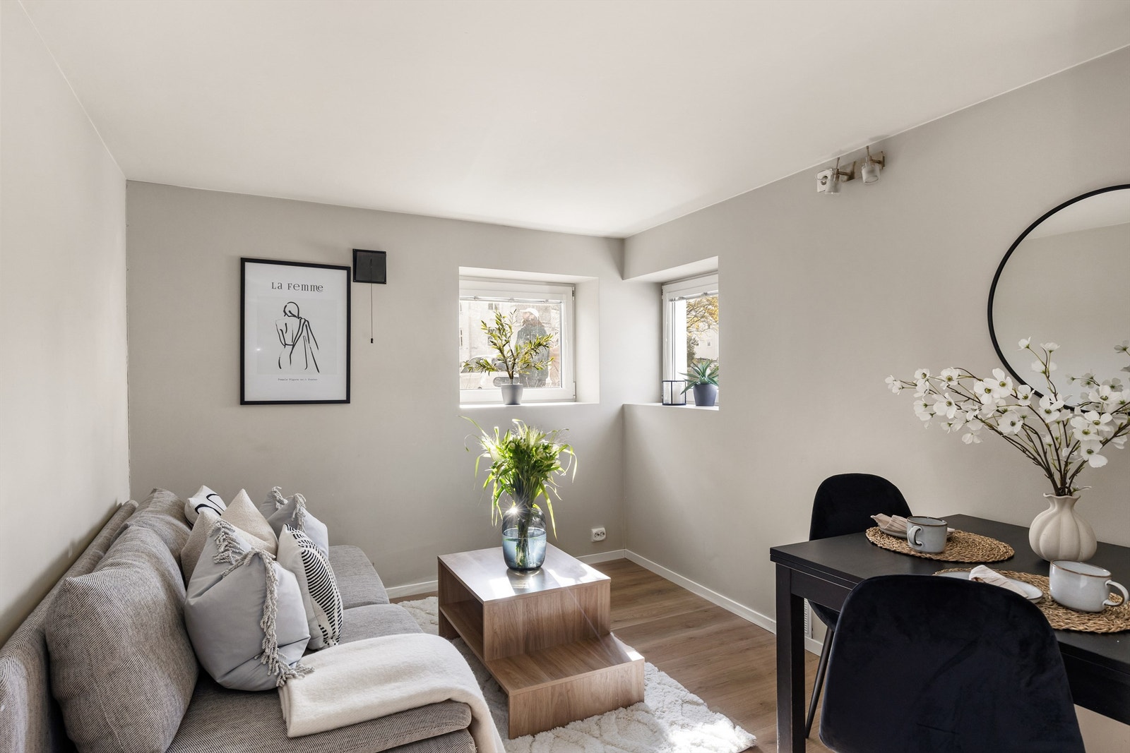Dette oppholdsrommet i underetasjen har plass til en liten sittegruppe og spiseplass. Galleribilde